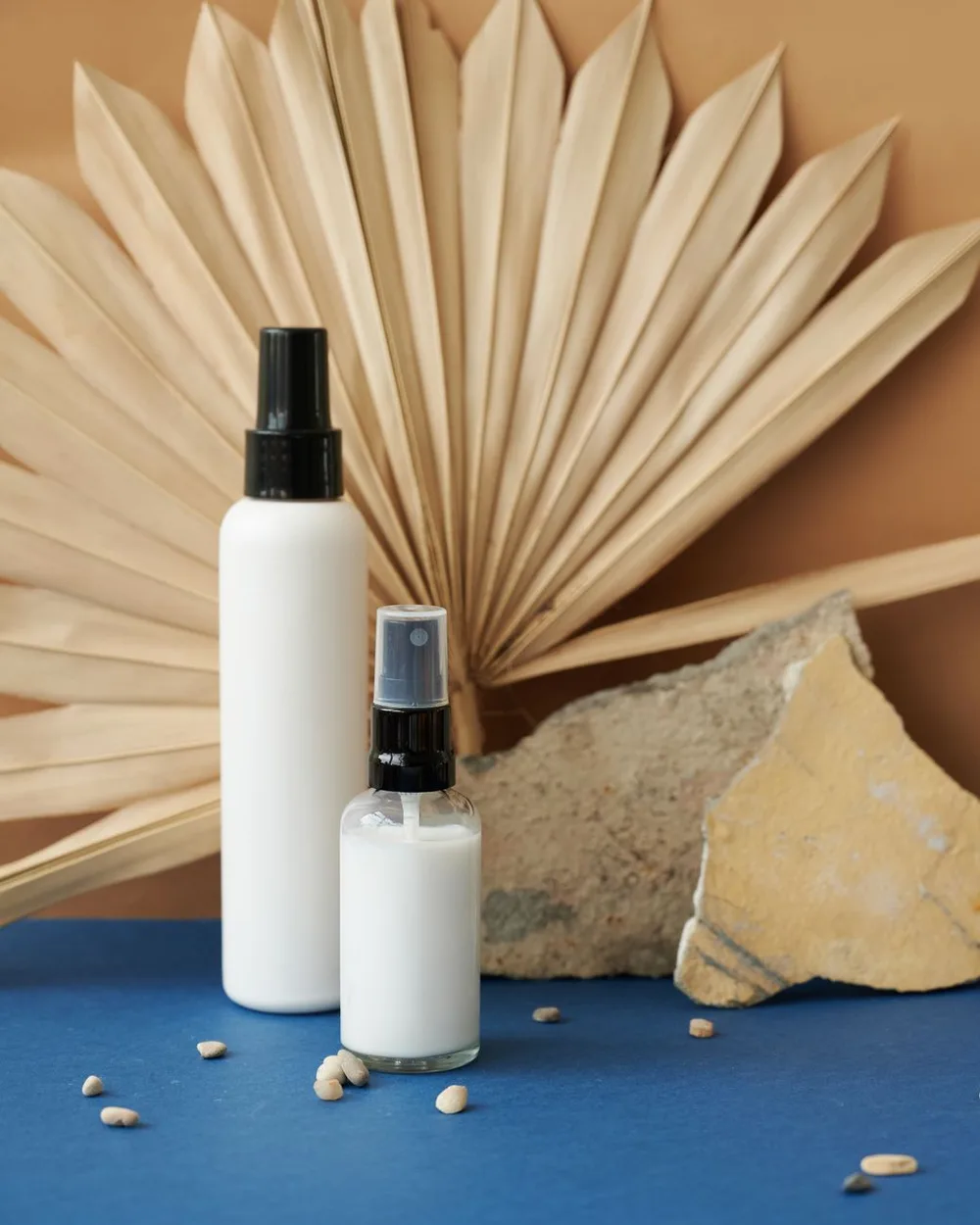 Flacons de cosmétiques dans une ambiance naturelle